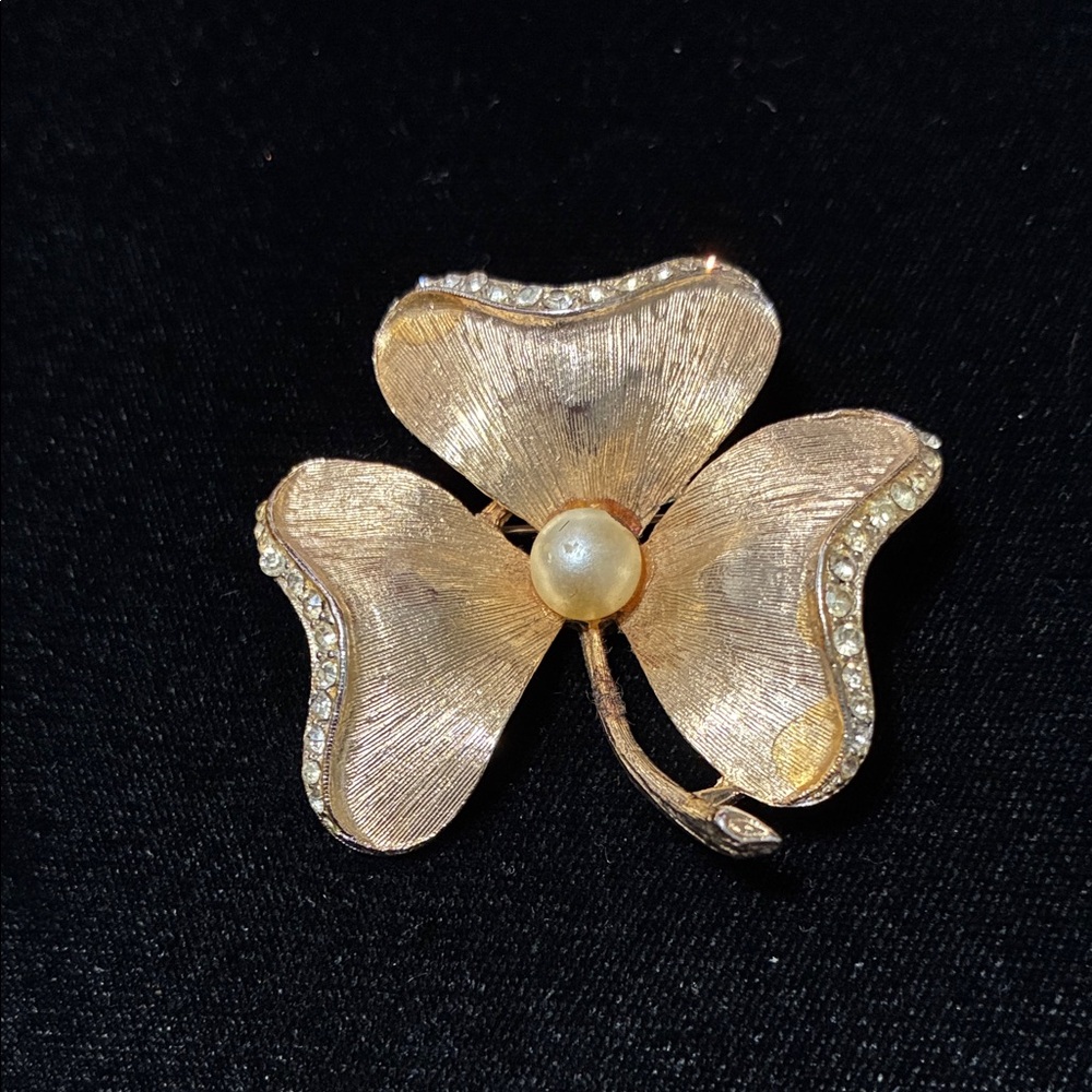 Elegant vintage 1950’s ART Gold Flower Brooch with Pearl Accent